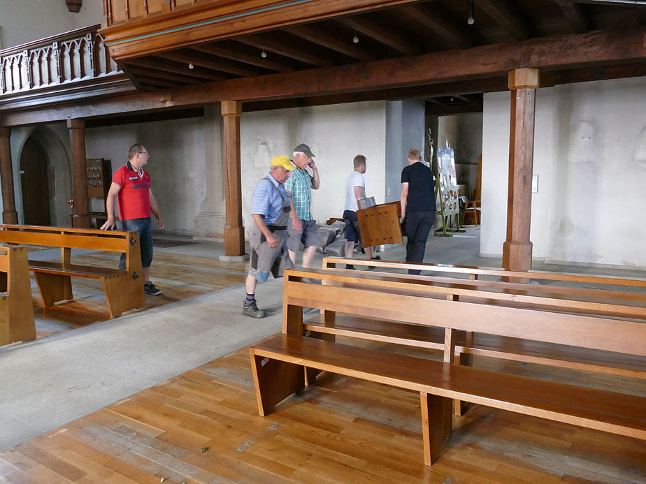 Räumung des Restinventars und der Kirchenbänke aus der Kirche (Foto: Karl-Franz Thiede)